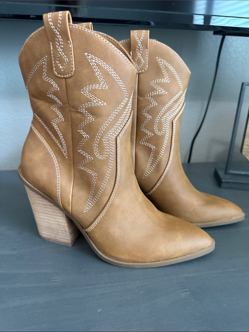 DV Dolce Vita Women's Tan Western Ankle Boots size 8 - Picture 2 of 5